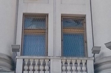 Фото 14 — Масована атака на Київ: пошкоджено будівлю податкової та офіс "Укрпошти", згорів ТРЦ "Квадрат" (ФОТО)