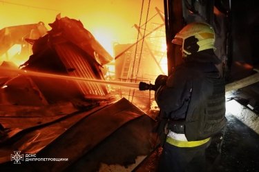 Фото 6 — Склад Varus у Дніпрі постраждав через російську атаку: це другий удар за місяць (ФОТО)