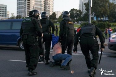Фото 3 — "Уходите, сегодня будет больно": в Беларуси начались акции протеста и жесткие задержания