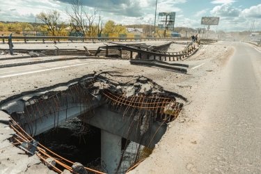 Фото 3 — Рух відбудованим мостом через річку Ірпінь між Києвом та Гостомелем повністю відновлено (ФОТО)