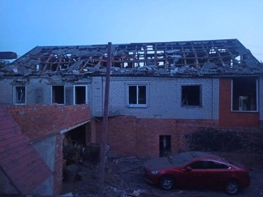 Фото 4 — Россияне нанесли ракетный удар по частному сектору в Днепре: есть пострадавшие, 4 дома уничтожены (ФОТО)