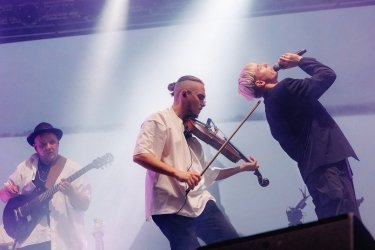 Фото 10 — "Мішо, подивися, скільки людей ти зібрав": у "Де, Що, Інше" відбувся перший великий концерт пам’яті фронтмена ADAM
