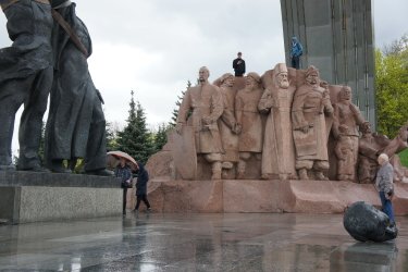 Фото 9 — В Киеве демонтируют скульптуры под аркой "Дружбы народов" (ФОТО)