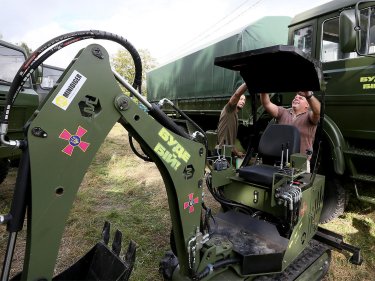 Фото 6 — Григорий Козловский, президент ФК "Рух", передал ВСУ 6 грузовиков