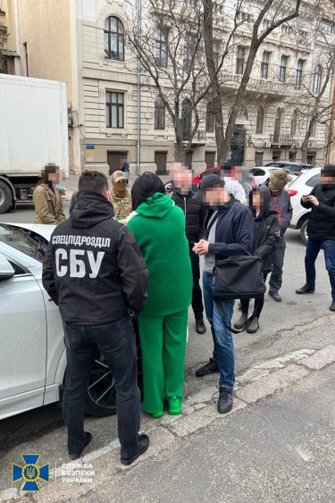 Фото 5 — СБУ та НАБУ піймали на хабарі одеську суддю, яка любить все зелене (ФОТО)