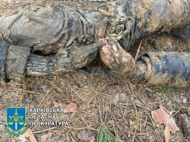 Фото 3 — На деоккупированном левобережье Оскола нашли останки жестоко убитых гражданских, скованных наручниками (ФОТО 18+)
