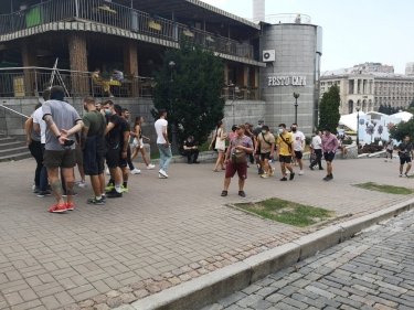 Фото 15 — В Киеве разгромили скандальную выставку на Аллее Небесной Сотни: есть задержанные (ФОТО)