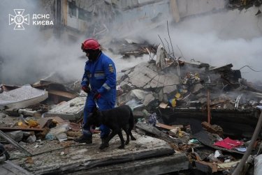 Фото 6 — Росія завдала масованого удару по Києву: є загиблі, десятки постраждалих, зруйновано цілий під’їзд (ФОТО)