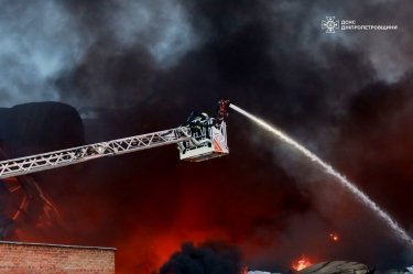 Фото 5 — Склад Varus у Дніпрі постраждав через російську атаку: це другий удар за місяць (ФОТО)