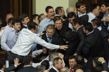Фото 5 — Чем запомнилась первая сессия новой Рады: блокирование трибуны и один принятый закон