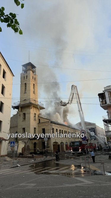 Фото 9 — Массированная атака на Киев: повреждено здание налоговой и офис "Укрпочты", сгорел ТРЦ "Квадрат" (ФОТО)