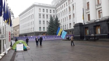Фото 4 — Под окнами Зеленского на Банковой устанавливают каток (ОБНОВЛЕНО)