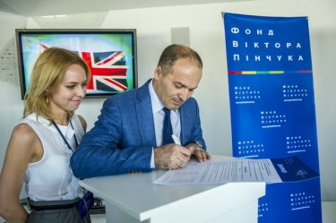 Фото 4 — Фонд Виктора Пинчука направит 4,4 млн. грн. на учебу талантливых украинцев за рубежом