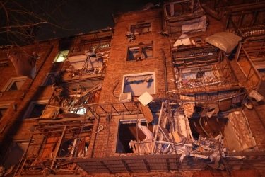 Фото 2 — РФ атаковала Харьков ракетами, попав в гостиницу Kharkiv Palace и жилой дом: 28 пострадавших (ФОТО)