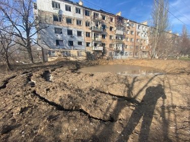 Фото 2 — В Херсоне снаряд прилетел во двор многоквартирного дома: на месте попадания образовалась воронка