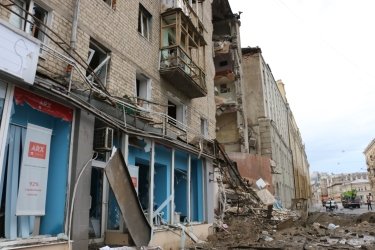 Фото 4 — Армия РФ частично разрушила шестиэтажку в центре Харькова