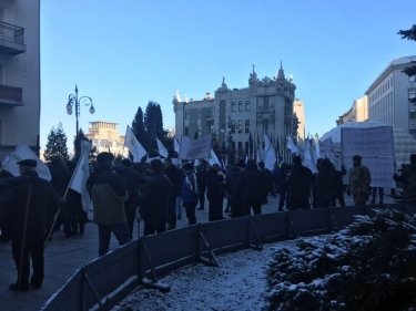 Фото 4 — "Требуем диалога!": под ОП сотни людей требуют внести правки в земельную реформу (ФОТО)