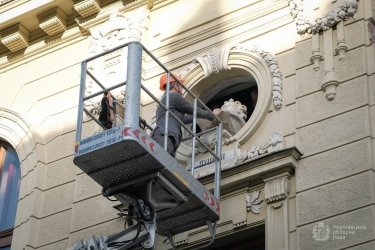 Фото 6 — В Черновцах демонтировали бюст Пушкина со здания драмтеатра (ФОТО)