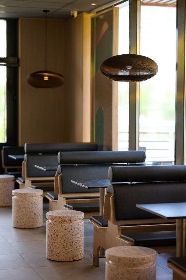 Фото 5 — В Киеве открыли новый McDonald’s из переработанных материалов с видом на озеро