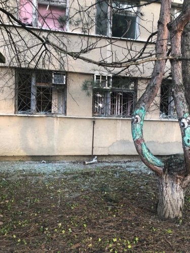 Фото 6 — Новогодние обстрелы: В Херсоне пострадала детская больница, в Никополе повреждено до 20 зданий (ФОТО)
