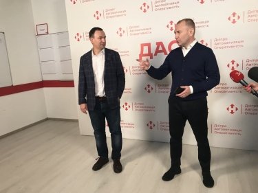 Фото 3 — "Новая почта" открыла в Днепре современный автоматизированный терминал с роботами