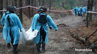 Фото 17 — В массовом захоронении в Изюме обнаружили 450 замученных тел, Зеленский анонсировал "страшное возмездие" (ФОТО)