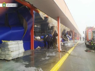 Фото 5 — В Херсоне из-за обстрелов погиб еще один человек, сгорел ТЦ со стройматериалами (ФОТО)