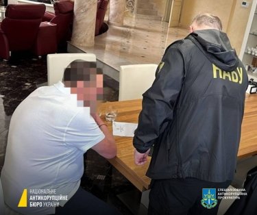 Фото 6 — Збитки на 290 млн грн: НАБУ розкрило злочинну схему на Чернівецькій митниці