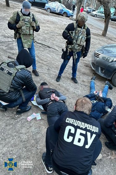 Фото 4 — В Одесі зловили прикордонників, які "вибивали" гроші з людей: попалися на викраденні бізнесмена (ФОТО, ВІДЕО)