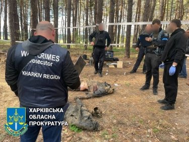 Фото 2 — На деоккупированном левобережье Оскола нашли останки жестоко убитых гражданских, скованных наручниками (ФОТО 18+)