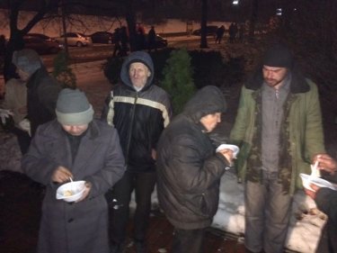 Фото 2 — 30 бомжей из Николаева привез на Майдан неизвестный автобус