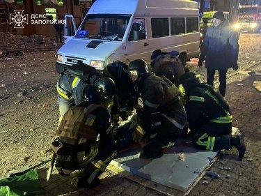 Фото 2 — Росія атакувала промислову інфраструктуру Запоріжжя: 13 загиблих, понад 100 поранених (ФОТО, ВІДЕО)