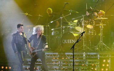 Фото 4 — Как Элтон Джон и Queen подзаряжали позитивом стотысячную публику (ВИДЕО)