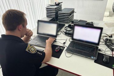 Фото 2 — В Хмельницком "накрыли" мошеннический колл-центр, воровавший криптовалюту у жителей Канады (ФОТО, ВИДЕО)