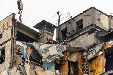 Фото 5 — В Днепре продолжаются поиски еще 25 жителей разрушенного российской ракетой дома (ФОТО)