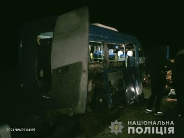 Фото 2 — В Киевской области микроавтобус с хасидами попал в ДТП, погиб один человек (ФОТО)