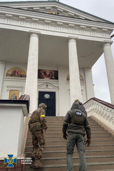 Фото 4 — СБУ обнаружила на объектах УПЦ (МП) незарегистрированное оружие и золотой герб РФ (ФОТО)