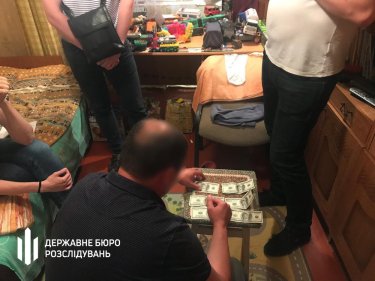 Фото 3 — В Киеве сотрудницы фискальной службы погорели на взятке