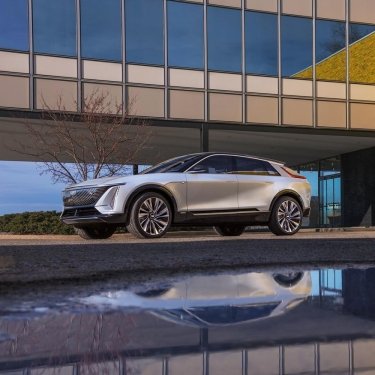 Фото 2 — Первые серийные электромобили Lyriq марки Cadillac раскупили менее чем за 20 минут (ФОТО)