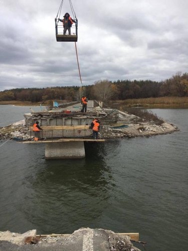 Фото 3 — В Ізюмі облаштували переправу через Сіверський Донець в обхід зруйнованого мосту (ФОТО)