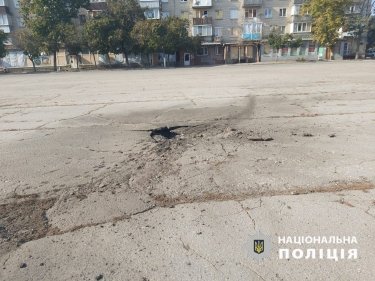 Фото 2 — На центральной площади Волчанска из-за вражеского обстрела погиб велосипедист (ФОТО)