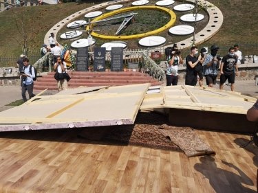 Фото 17 — В Киеве разгромили скандальную выставку на Аллее Небесной Сотни: есть задержанные (ФОТО)