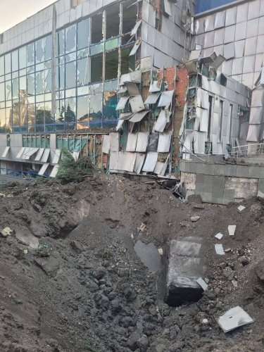 Фото 2 — В Днепре российская ракета попала в предприятие: есть пострадавшие