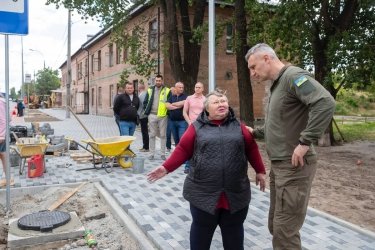 Фото 2 — Нові зупинки та безбар’єрний простір: у  Дарницькому районі Києва триває капремонт вулиці (ФОТО)