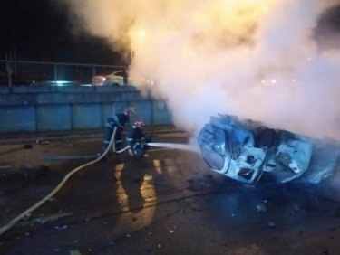Фото 2 — ДТП в Киеве: Honda снесла бетонный столб, водитель сгорел заживо (ФОТО)