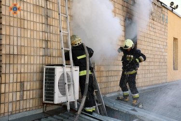 Фото 2 — В ГСЧС показали тушение пожара на центральном рынке Днепра (ФОТО, ВИДЕО)