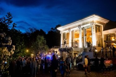 Фото 3 — Скандальна забудова: на Оболоні в парку замість арт-об’єкта хочуть побудувати будинки, ресторан та парковку