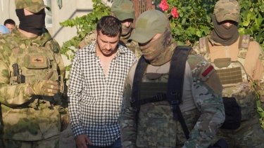 Фото 7 — В Крыму силовики устроили новые обыски в домах крымских татар (ФОТО)