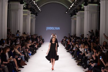 Фото 41 — Ukrainian Fashion Week в разгаре: закулисье, шоу-румы, Андре Тан и Подолян (фото)