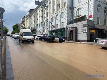 Фото 10 — Улицу в центре Киева залило грязной горячей водой (ФОТО, ВИДЕО)